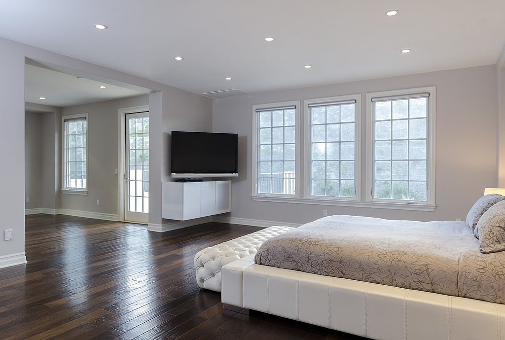 peek-inside-one-bedrooms-same-wooden-floors
